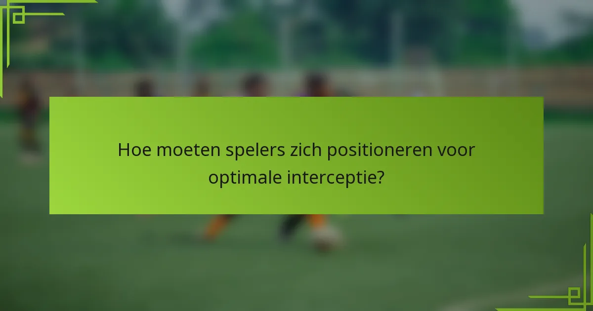 Hoe moeten spelers zich positioneren voor optimale interceptie?